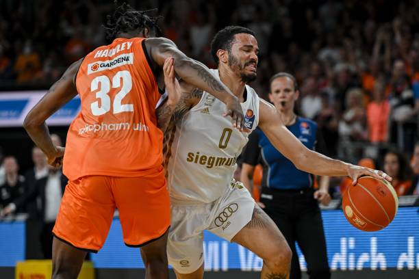 尤为胶着 尤为胶着